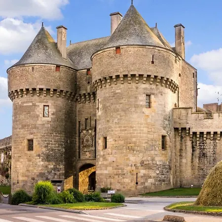 Maison Pres De La *